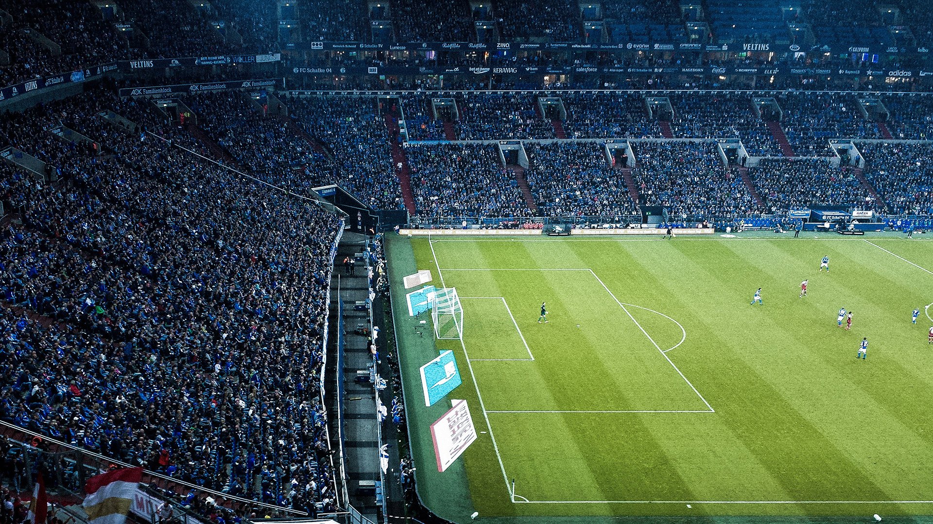 球迷热情持续高涨看台气氛成为比赛进程的重要推力，看球氛围